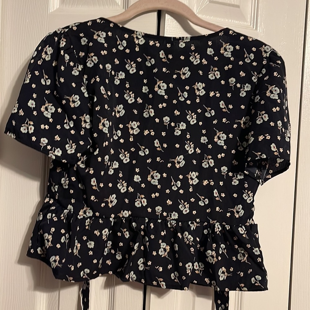 NWT Zaful short sleeve wrap shirt with tie size small - Picture 9 of 9
